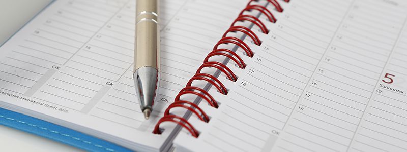 Kalender och penna krävs vid planering av resa.